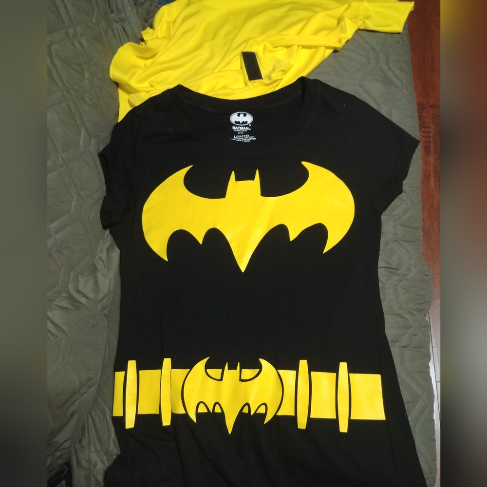 Batman Shirt with cape Bat Suit Costume TShirt With Detachable Cape, kids L